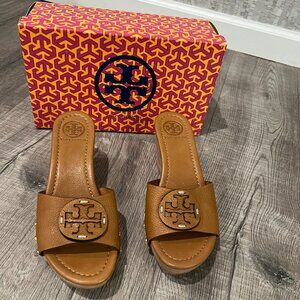 Tory Burch Patti Wedge Sandals 8M Royal Tan Leather Logo Medallion Slides